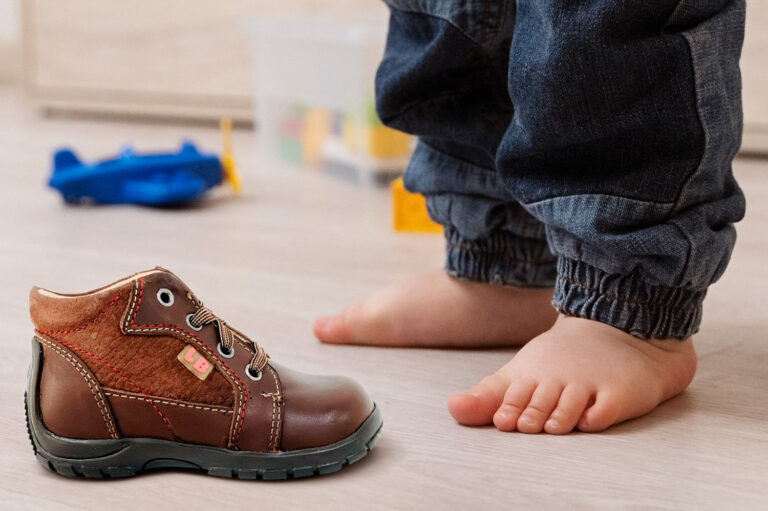¿Cómo elegir los zapatos adecuados para los pies de tu bebé?