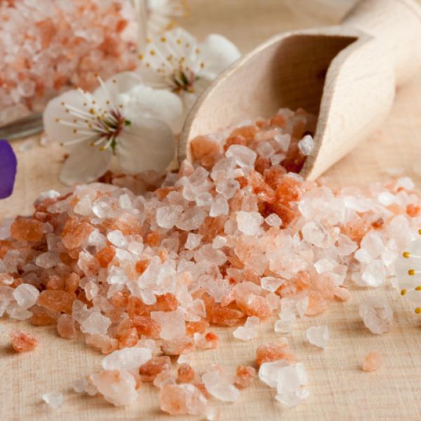 Descubre los increíbles beneficios de la sal marina en la cosmética natural y cómo utilizarla en la cocina