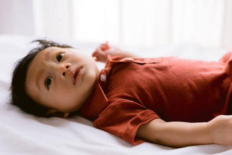 ¿Es seguro que el bebé duerma con sus padres? Todo lo que debes saber.